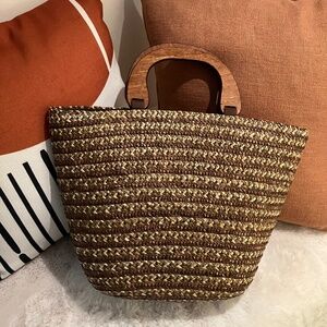 WOVEN STRAW TOTE BAG WARM BROWN AND GOLDEN BEIGE WOOD HANDLE